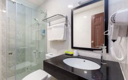 Tran Chau Hotel, 2 beds, toilet