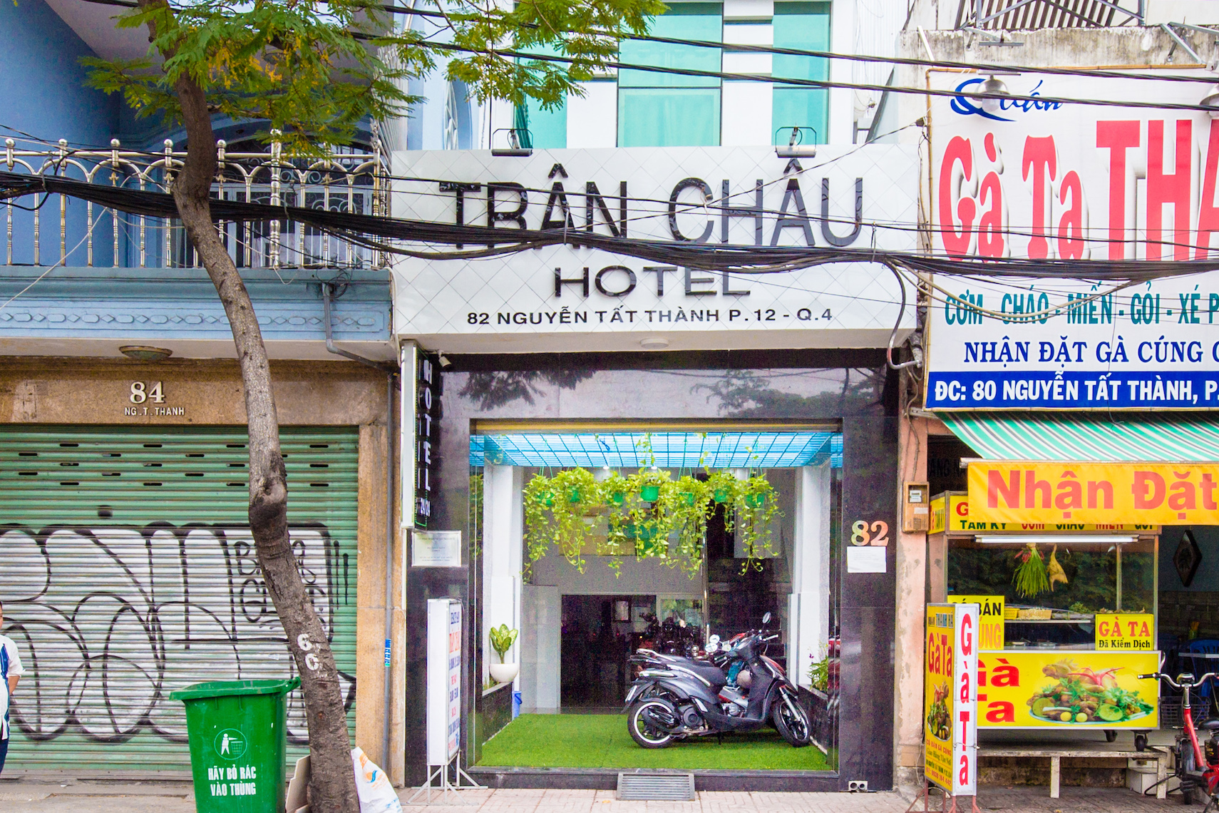 Tran Chau Hotel, Facade