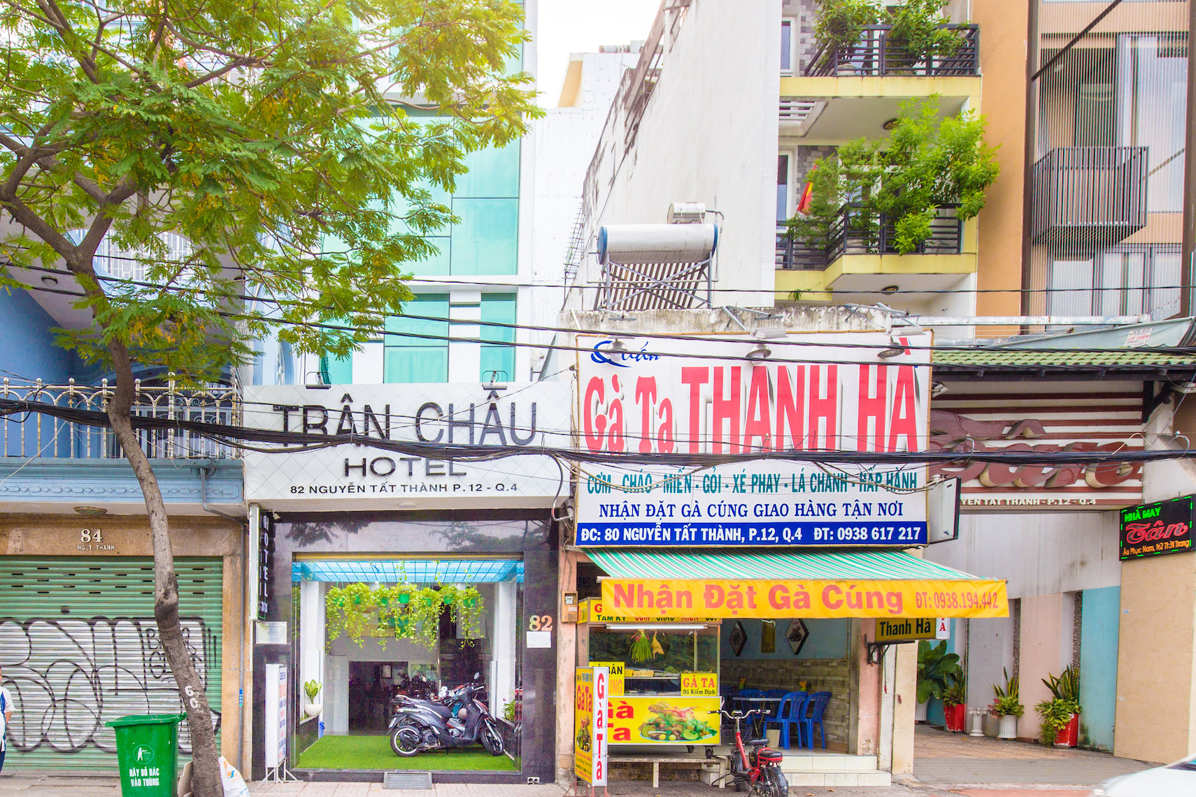 Tran Chau Hotel, Facade