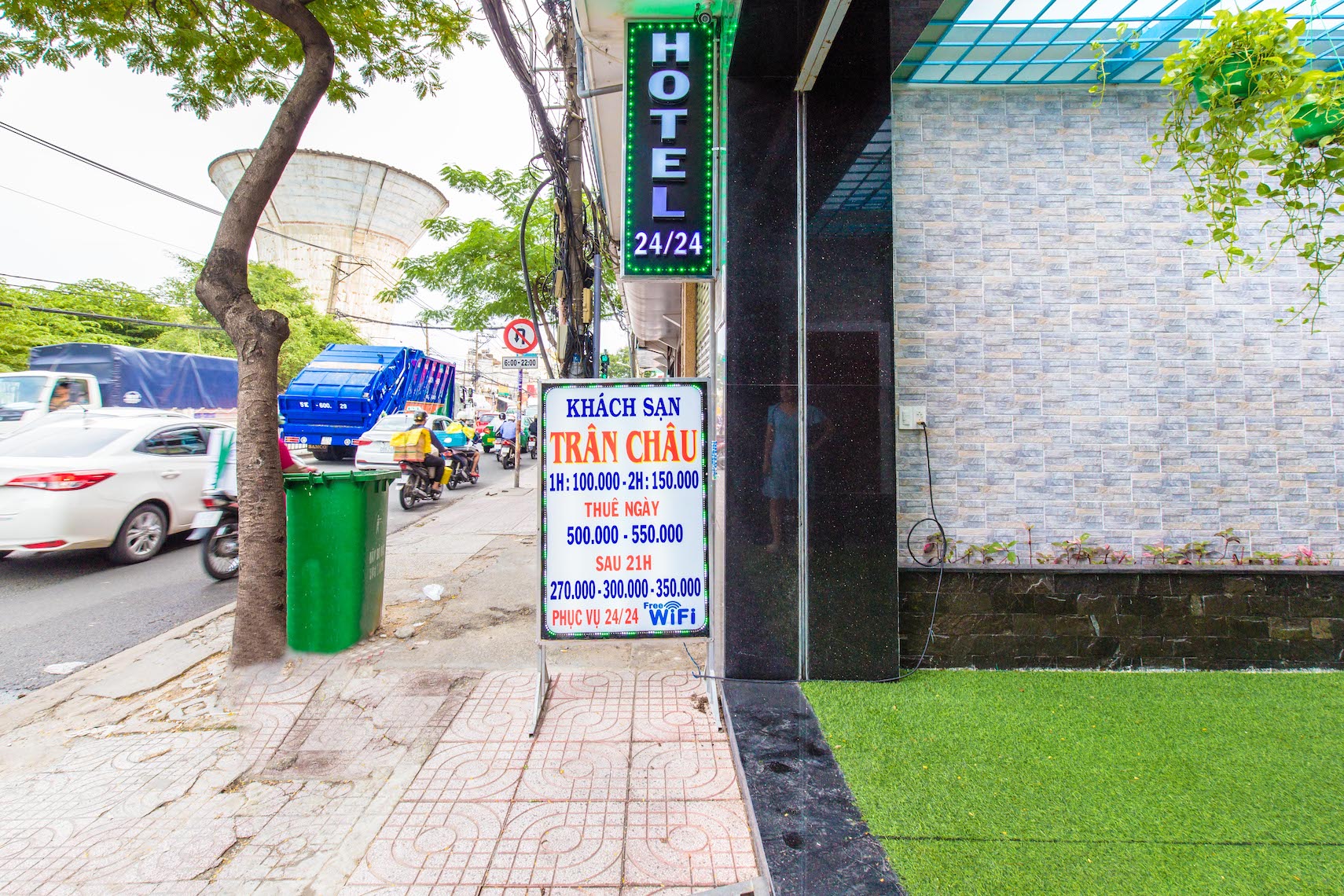 Tran Chau Hotel, Facade